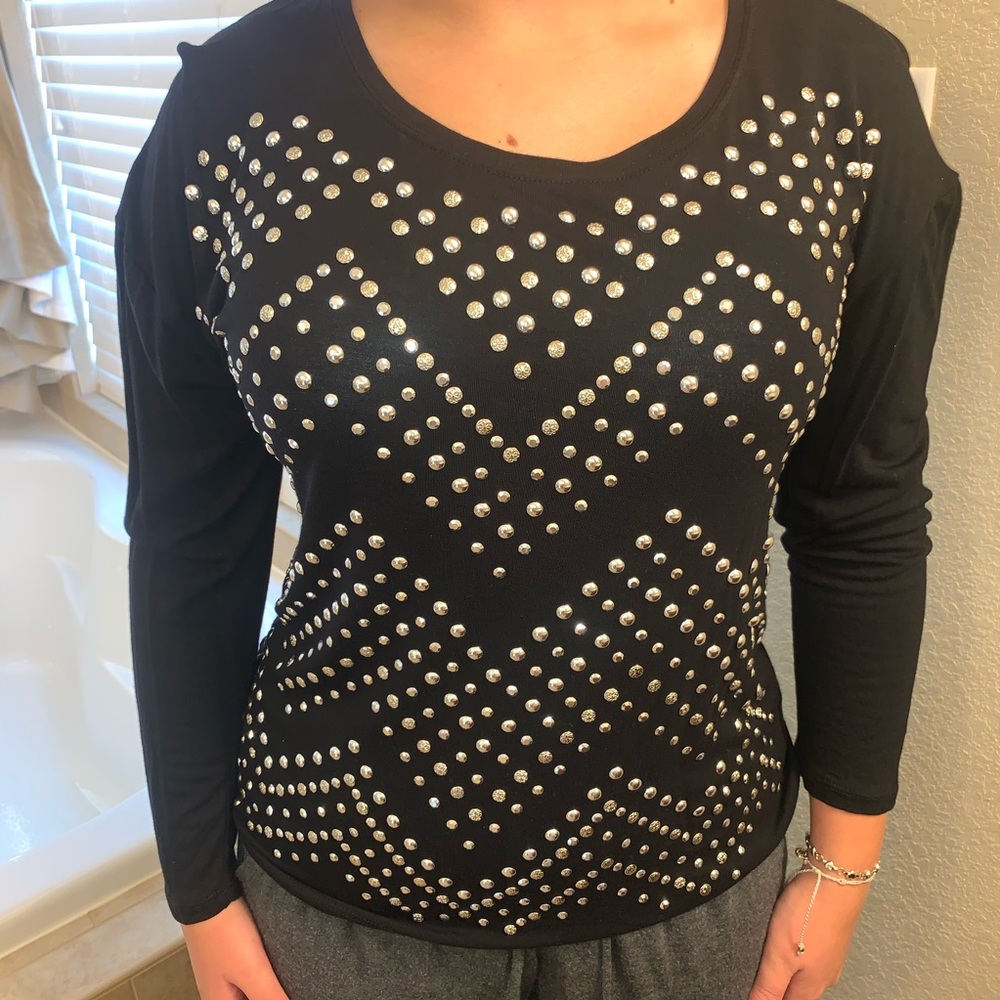 Silver studded black top 3/4 sleeves